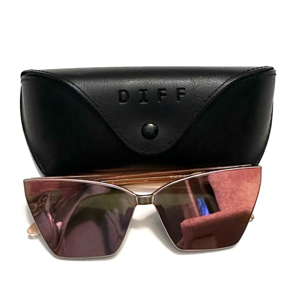 Diff Eyewear Pink Sunglasses with Gradient Lenses